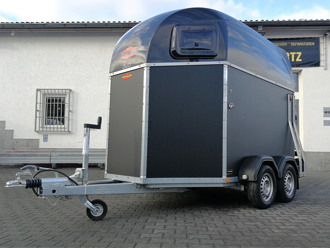 Pferdeanhänger Böckmann DUO Esprit silver black Haube schwarz 2400kg Modell 2024 - Remorcă transport cai: Foto 3 Pferdeanhänger Böckmann DUO Esprit silver black Haube schwarz 2400kg Modell 2024 - Remorcă transport cai: Foto 3