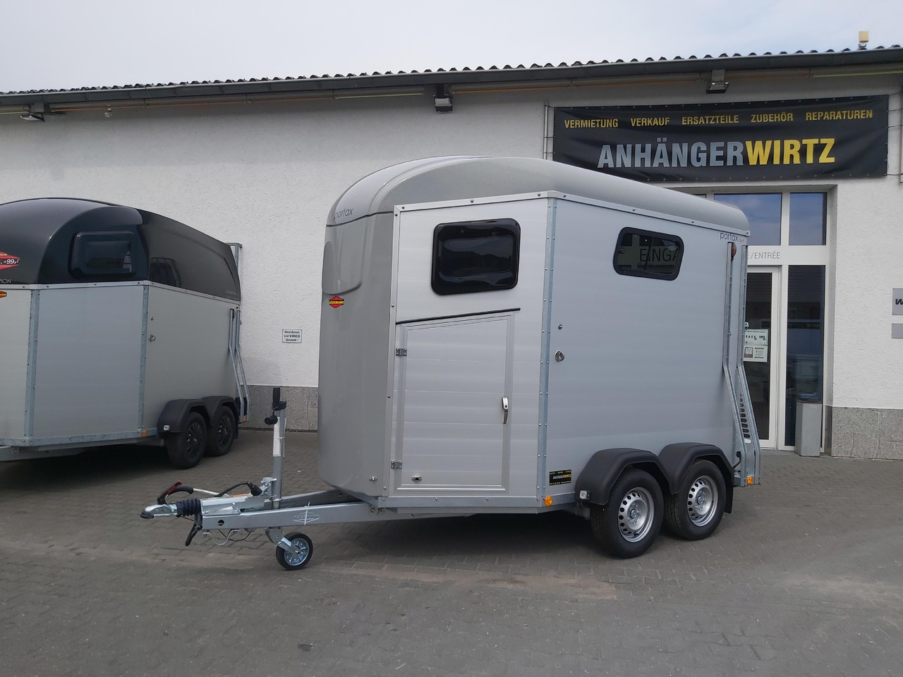 Pferdeanhänger Böckmann Portax Esprit silver&black silver SKASattelkammer Trittschutz 100km/H 2400kg - Remorcă transport cai: Foto 1 Pferdeanhänger Böckmann Portax Esprit silver&black silver SKASattelkammer Trittschutz 100km/H 2400kg - Remorcă transport cai: Foto 1