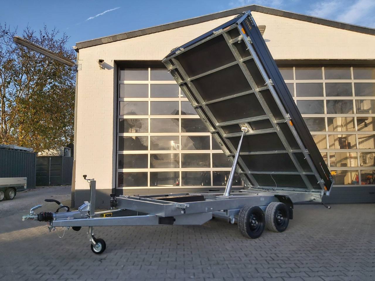 Saris Kipper K3 406 204 3500 2 E 406x204x35 black elektro NH Rampen Blattfeder 3500kg Herbst Aktion - Remorcă basculantă: Foto 1 Saris Kipper K3 406 204 3500 2 E 406x204x35 black elektro NH Rampen Blattfeder 3500kg Herbst Aktion - Remorcă basculantă: Foto 1