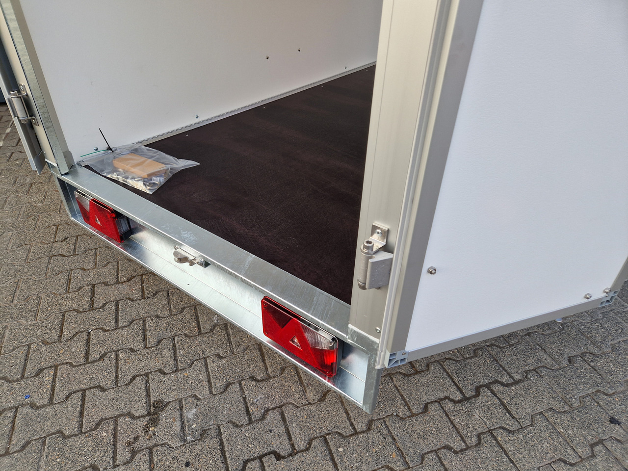 Saris Koffer GO 256 134 1350 1 GFK grau (S) 1350kg Modell 2024 - Remorcă furgon: Foto 3 Saris Koffer GO 256 134 1350 1 GFK grau (S) 1350kg Modell 2024 - Remorcă furgon: Foto 3