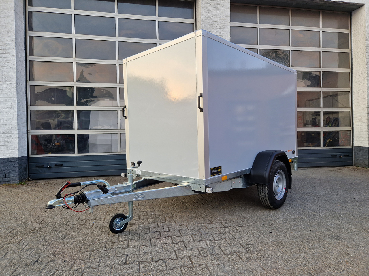 Saris Koffer GO 256 134 1350 1 GFK grau (S) 1350kg Modell 2024 - Remorcă furgon: Foto 1 Saris Koffer GO 256 134 1350 1 GFK grau (S) 1350kg Modell 2024 - Remorcă furgon: Foto 1