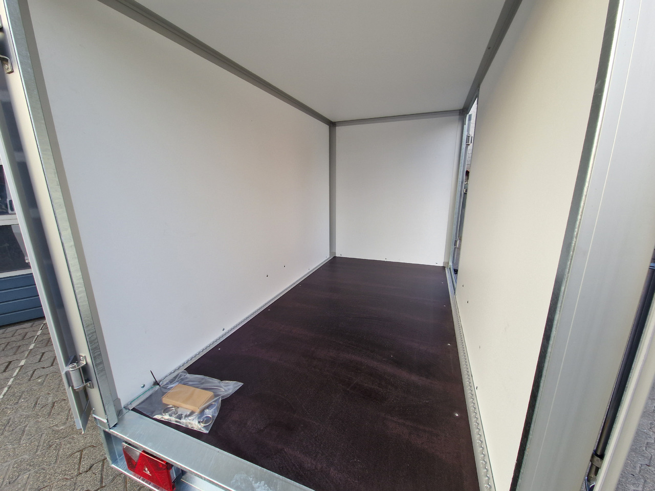 Saris Koffer GO 256 134 1350 1 GFK grau Seitentür (S) 1300kg Modell 2024 - Remorcă furgon: Foto 5 Saris Koffer GO 256 134 1350 1 GFK grau Seitentür (S) 1300kg Modell 2024 - Remorcă furgon: Foto 5