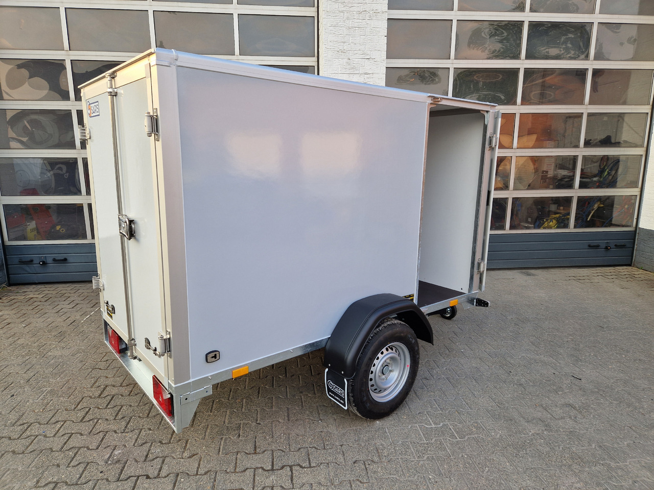 Saris Koffer GO 256 134 1350 1 GFK grau Seitentür (S) 1300kg Modell 2024 - Remorcă furgon: Foto 2 Saris Koffer GO 256 134 1350 1 GFK grau Seitentür (S) 1300kg Modell 2024 - Remorcă furgon: Foto 2
