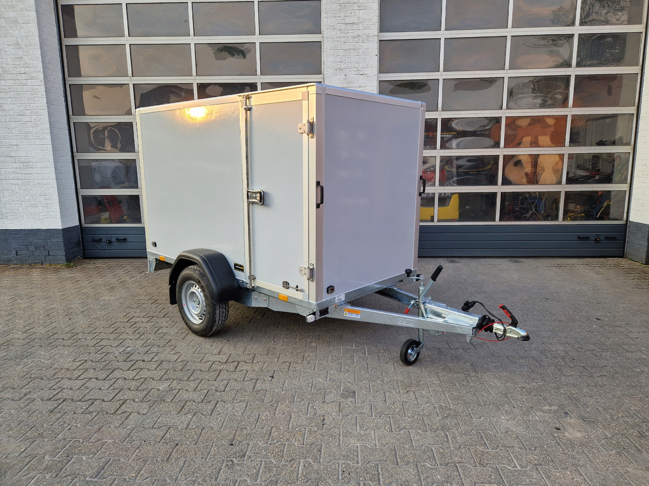 Saris Koffer GO 256 134 1350 1 GFK grau Seitentür (S) 1300kg Modell 2024 - Remorcă furgon: Foto 1 Saris Koffer GO 256 134 1350 1 GFK grau Seitentür (S) 1300kg Modell 2024 - Remorcă furgon: Foto 1