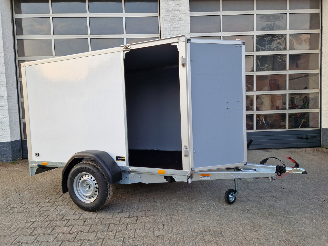Saris Koffer GO 256 134 1350 1 GFK weiß Seitentür (S) 1350kg Modell 2024 - Remorcă furgon: Foto 4 Saris Koffer GO 256 134 1350 1 GFK weiß Seitentür (S) 1350kg Modell 2024 - Remorcă furgon: Foto 4