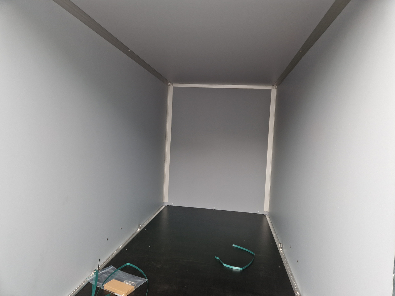 Saris Koffer GO 306 154 180 1500 1 306x154x180cm GFK weiß (M) 1500kg - Remorcă furgon: Foto 4 Saris Koffer GO 306 154 180 1500 1 306x154x180cm GFK weiß (M) 1500kg - Remorcă furgon: Foto 4