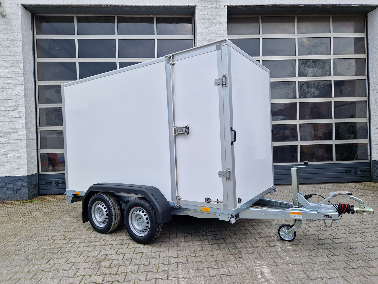 Leasing de Saris Koffer GO 306 154 180 2000 2 306x154x180cm GFK weiss Seitentür Auffahrklappe (M) 2000kg 2023 Saris Koffer GO 306 154 180 2000 2 306x154x180cm GFK weiss Seitentür Auffahrklappe (M) 2000kg 2023: Foto 16 Leasing de Saris Koffer GO 306 154 180 2000 2 306x154x180cm GFK weiss Seitentür Auffahrklappe (M) 2000kg 2023 Saris Koffer GO 306 154 180 2000 2 306x154x180cm GFK weiss Seitentür Auffahrklappe (M) 2000kg 2023: Foto 16