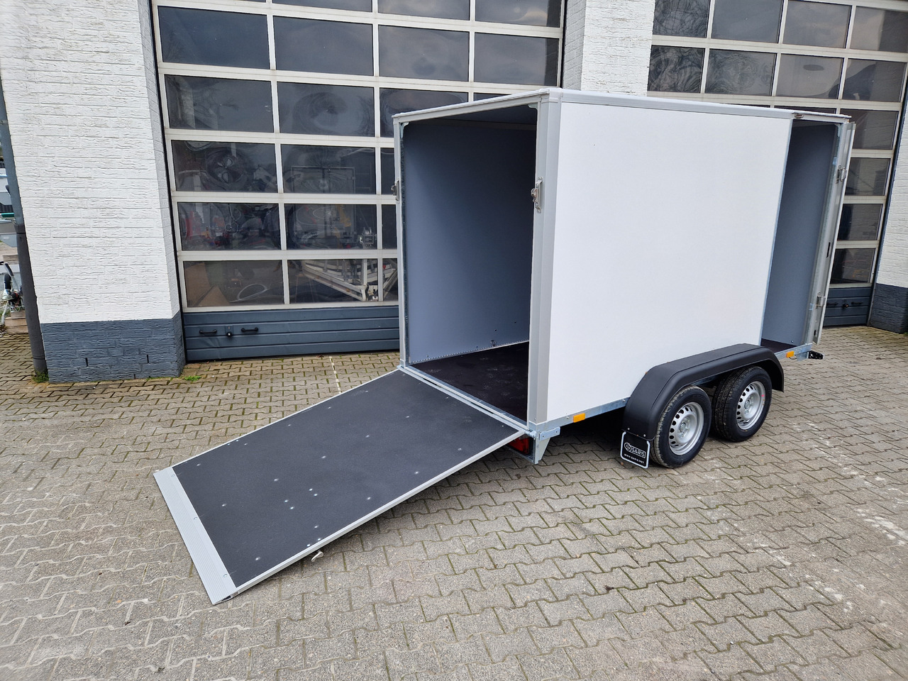 Leasing de Saris Koffer GO 306 154 180 2000 2 306x154x180cm GFK weiss Seitentür Auffahrklappe (M) 2000kg 2023 Saris Koffer GO 306 154 180 2000 2 306x154x180cm GFK weiss Seitentür Auffahrklappe (M) 2000kg 2023: Foto 11 Leasing de Saris Koffer GO 306 154 180 2000 2 306x154x180cm GFK weiss Seitentür Auffahrklappe (M) 2000kg 2023 Saris Koffer GO 306 154 180 2000 2 306x154x180cm GFK weiss Seitentür Auffahrklappe (M) 2000kg 2023: Foto 11