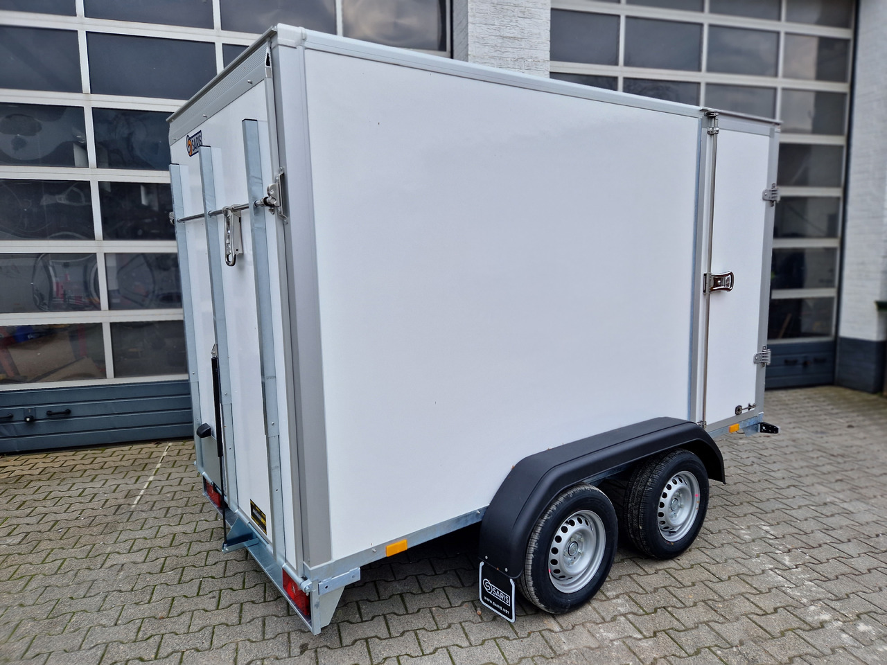 Leasing de Saris Koffer GO 306 154 180 2000 2 306x154x180cm GFK weiss Seitentür Auffahrklappe (M) 2000kg 2023 Saris Koffer GO 306 154 180 2000 2 306x154x180cm GFK weiss Seitentür Auffahrklappe (M) 2000kg 2023: Foto 12 Leasing de Saris Koffer GO 306 154 180 2000 2 306x154x180cm GFK weiss Seitentür Auffahrklappe (M) 2000kg 2023 Saris Koffer GO 306 154 180 2000 2 306x154x180cm GFK weiss Seitentür Auffahrklappe (M) 2000kg 2023: Foto 12