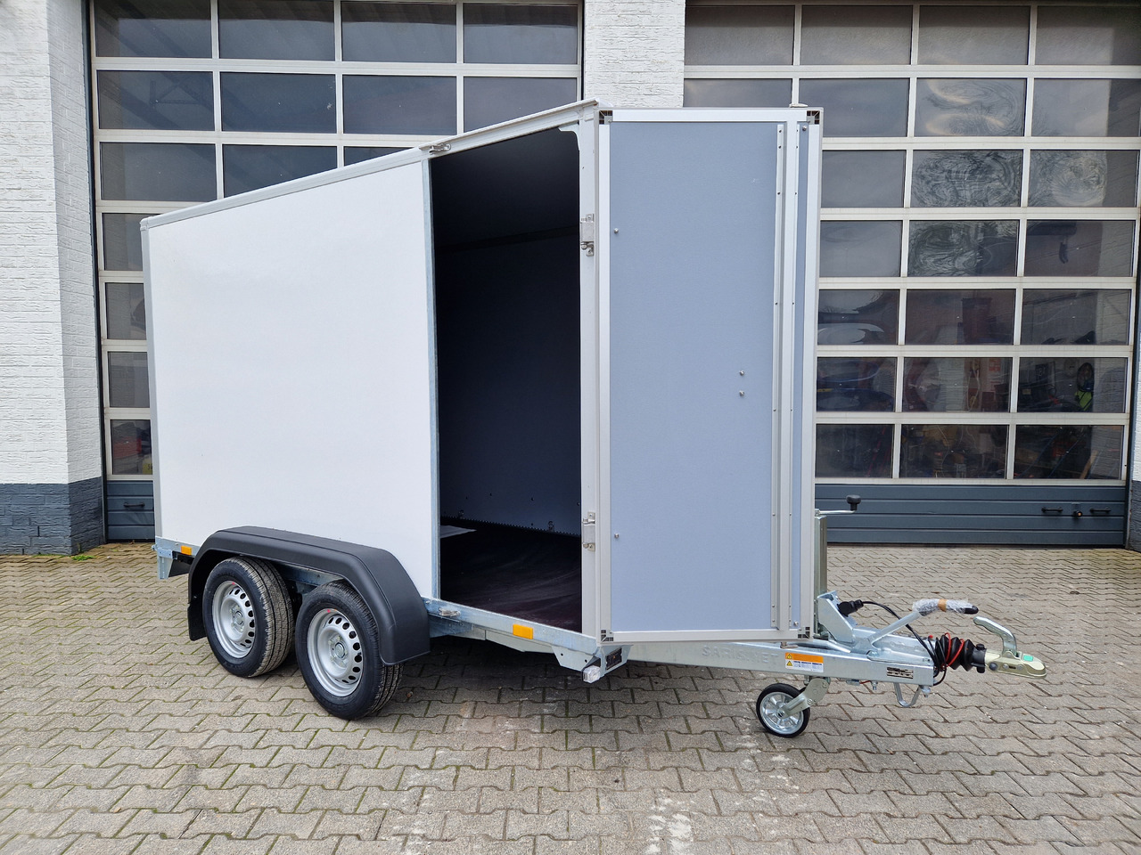 Leasing de Saris Koffer GO 306 154 180 2000 2 306x154x180cm GFK weiss Seitentür Auffahrklappe (M) 2000kg 2023 Saris Koffer GO 306 154 180 2000 2 306x154x180cm GFK weiss Seitentür Auffahrklappe (M) 2000kg 2023: Foto 19 Leasing de Saris Koffer GO 306 154 180 2000 2 306x154x180cm GFK weiss Seitentür Auffahrklappe (M) 2000kg 2023 Saris Koffer GO 306 154 180 2000 2 306x154x180cm GFK weiss Seitentür Auffahrklappe (M) 2000kg 2023: Foto 19