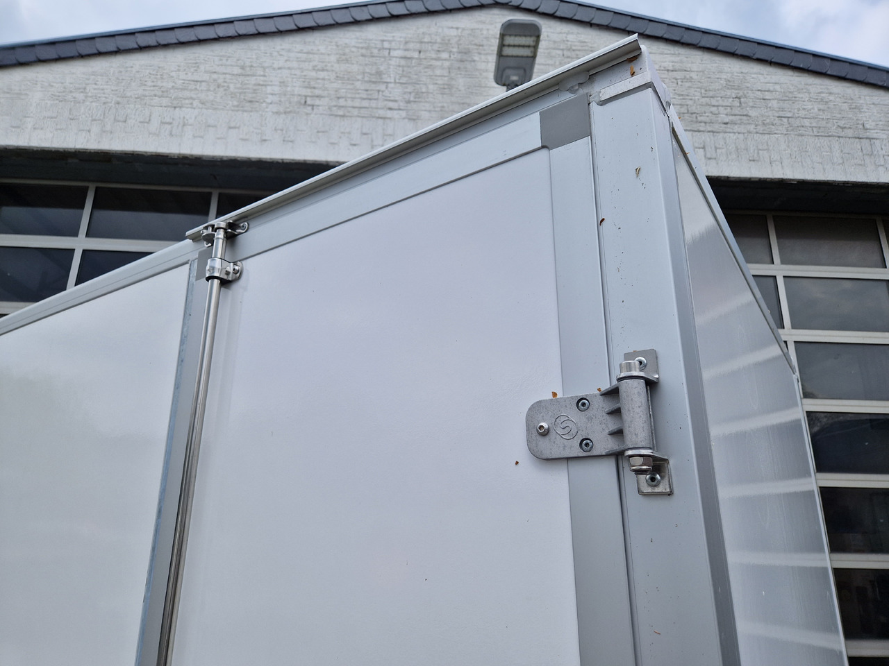 Leasing de Saris Koffer GO 306 154 180 2000 2 306x154x180cm GFK weiss Seitentür Auffahrklappe (M) 2000kg 2023 Saris Koffer GO 306 154 180 2000 2 306x154x180cm GFK weiss Seitentür Auffahrklappe (M) 2000kg 2023: Foto 17 Leasing de Saris Koffer GO 306 154 180 2000 2 306x154x180cm GFK weiss Seitentür Auffahrklappe (M) 2000kg 2023 Saris Koffer GO 306 154 180 2000 2 306x154x180cm GFK weiss Seitentür Auffahrklappe (M) 2000kg 2023: Foto 17