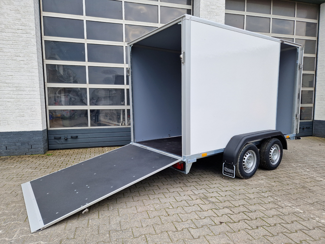 Leasing de Saris Koffer GO 306 154 180 2000 2 306x154x180cm GFK weiss Seitentür Auffahrklappe (M) 2000kg 2023 Saris Koffer GO 306 154 180 2000 2 306x154x180cm GFK weiss Seitentür Auffahrklappe (M) 2000kg 2023: Foto 6 Leasing de Saris Koffer GO 306 154 180 2000 2 306x154x180cm GFK weiss Seitentür Auffahrklappe (M) 2000kg 2023 Saris Koffer GO 306 154 180 2000 2 306x154x180cm GFK weiss Seitentür Auffahrklappe (M) 2000kg 2023: Foto 6