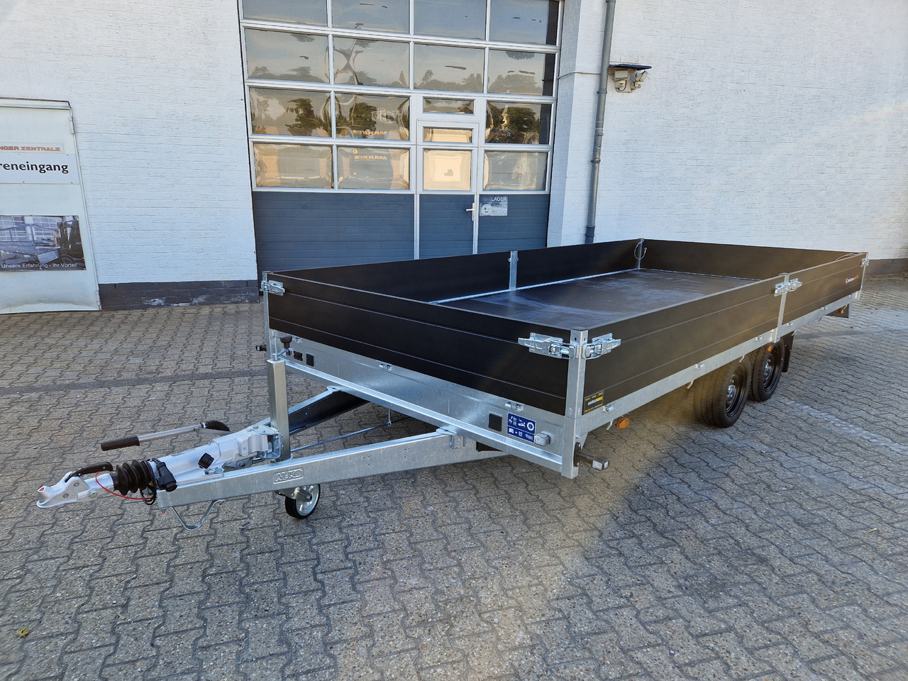 Saris PL HD 506 224 3500 2 506x224x35cm heavy duty blackline LED Beleuchtung (XXL) 3500kg - Remorcă platformă: Foto 2 Saris PL HD 506 224 3500 2 506x224x35cm heavy duty blackline LED Beleuchtung (XXL) 3500kg - Remorcă platformă: Foto 2