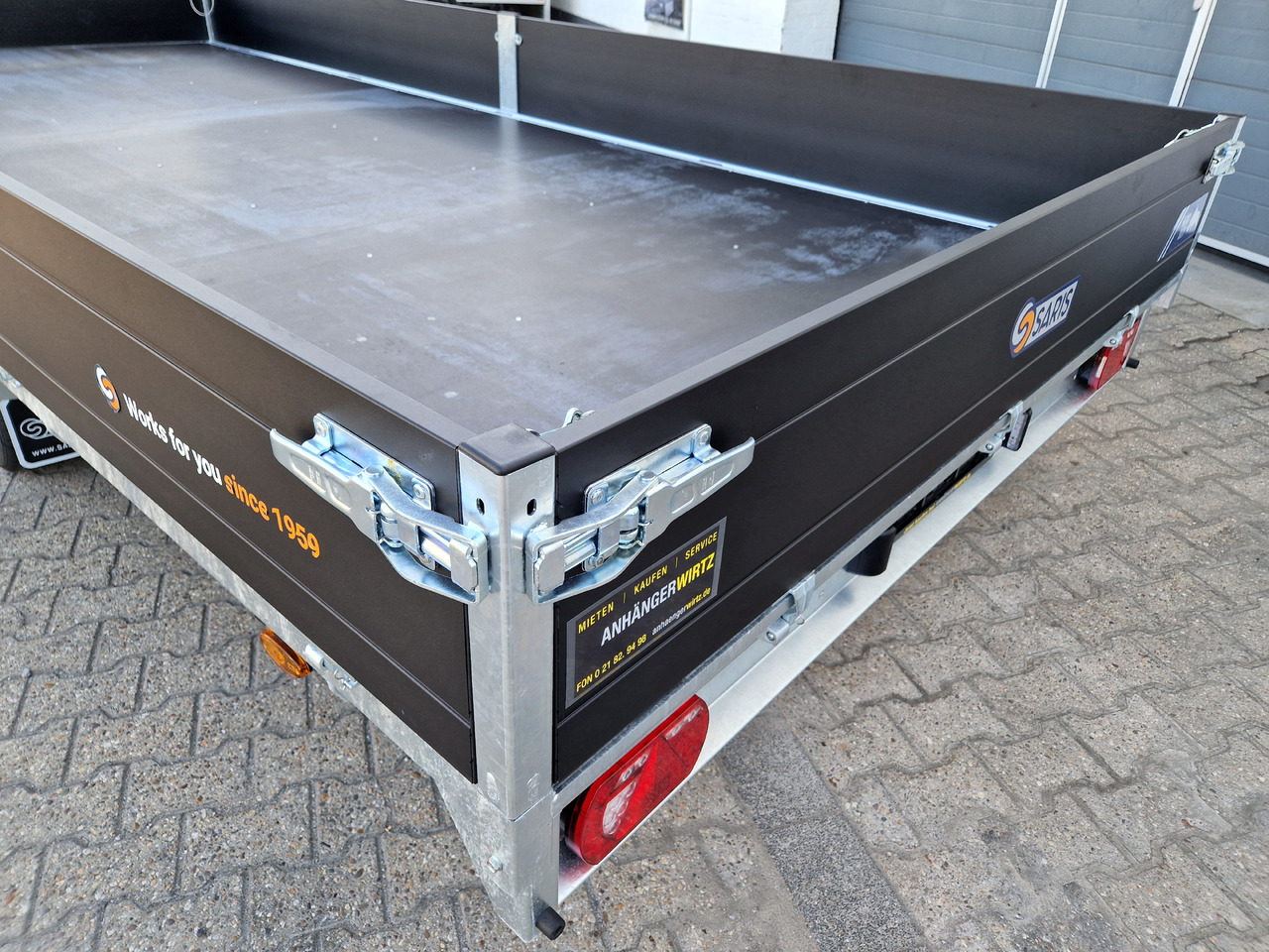 Saris PL HD 506 224 3500 2 506x224x35cm heavy duty blackline LED Beleuchtung (XXL) 3500kg - Remorcă platformă: Foto 5 Saris PL HD 506 224 3500 2 506x224x35cm heavy duty blackline LED Beleuchtung (XXL) 3500kg - Remorcă platformă: Foto 5