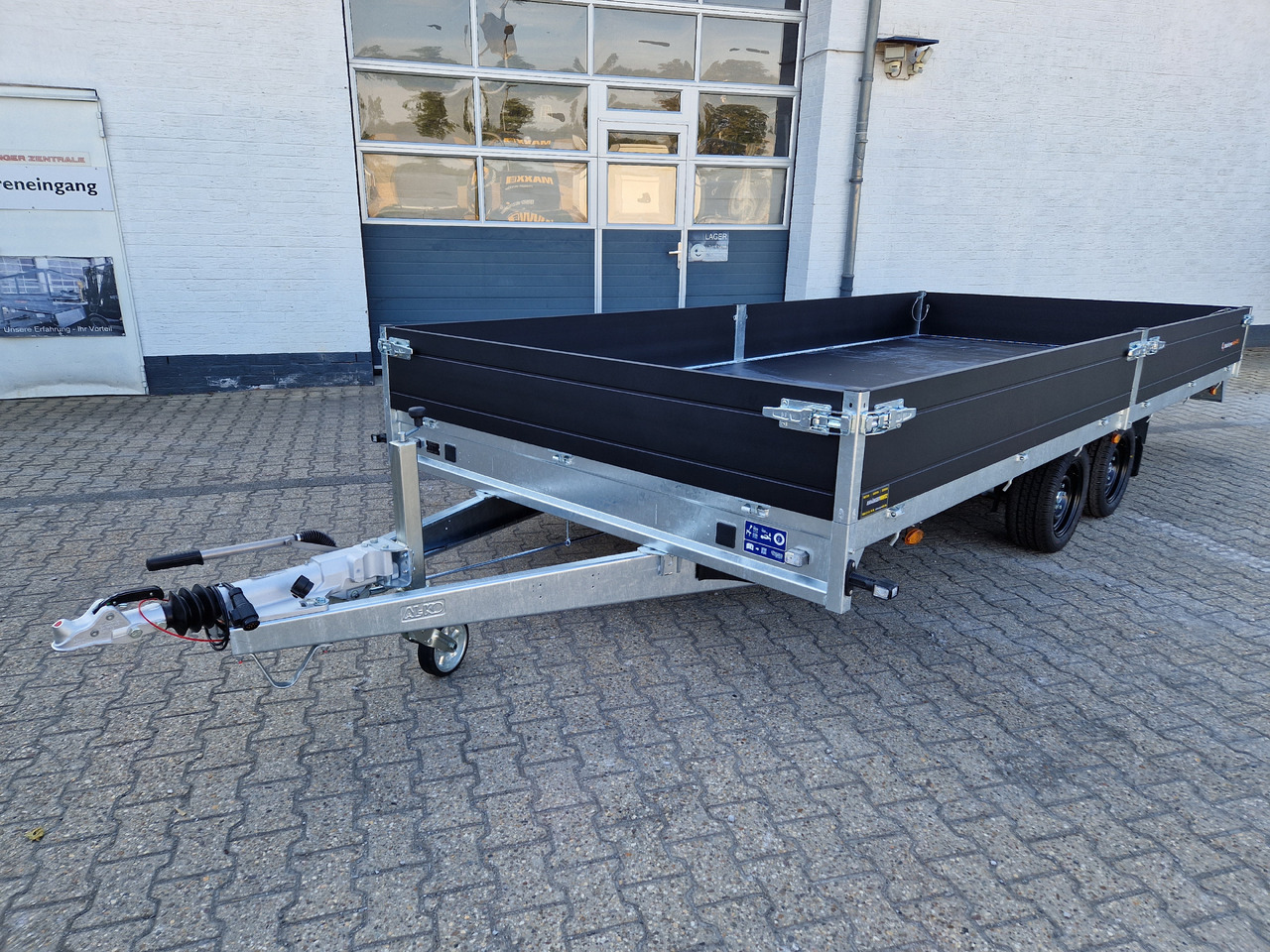 Saris PL HD 506 224 3500 2 506x224x35cm heavy duty blackline LED Beleuchtung (XXL) 3500kg - Remorcă platformă: Foto 1 Saris PL HD 506 224 3500 2 506x224x35cm heavy duty blackline LED Beleuchtung (XXL) 3500kg - Remorcă platformă: Foto 1