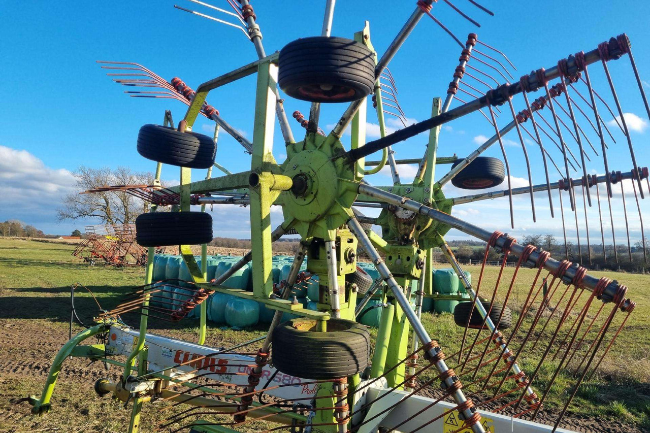 Claas Liner 680 - Maşină de întors fânul: Foto 3 Claas Liner 680 - Maşină de întors fânul: Foto 3