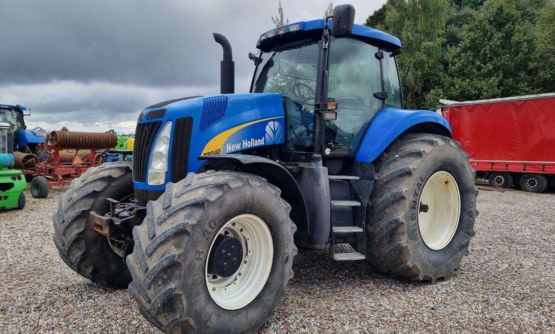 New Holland T8040 - Tractor agricol: Foto 1 New Holland T8040 - Tractor agricol: Foto 1