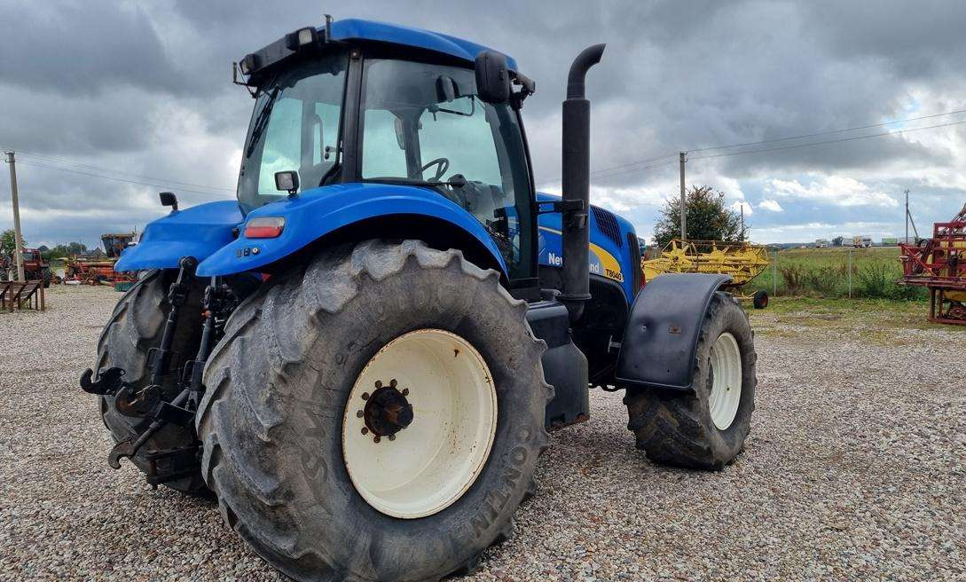 New Holland T8040 - Tractor agricol: Foto 4 New Holland T8040 - Tractor agricol: Foto 4