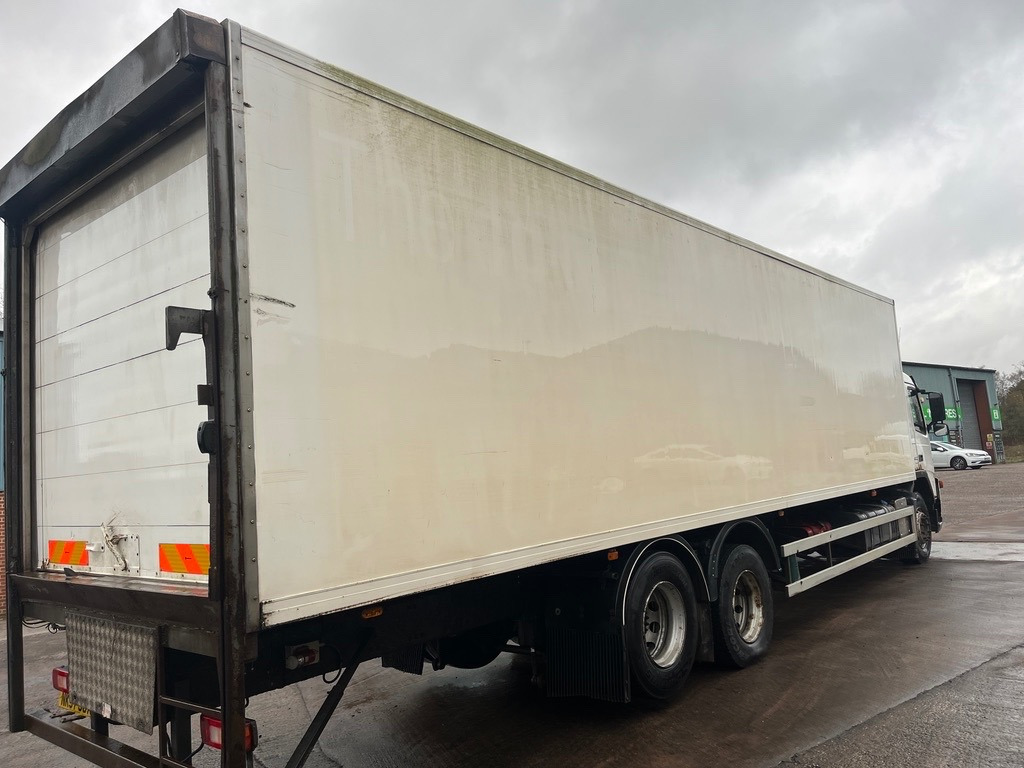 Volvo FM9 300 Euro 4 - Autoutilitară box: Foto 3 Volvo FM9 300 Euro 4 - Autoutilitară box: Foto 3