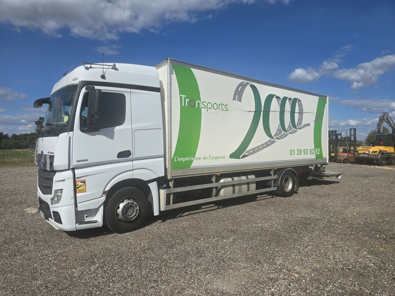 MERCEDES-BENZ 1833 - Camion furgon: Foto 1 MERCEDES-BENZ 1833 - Camion furgon: Foto 1