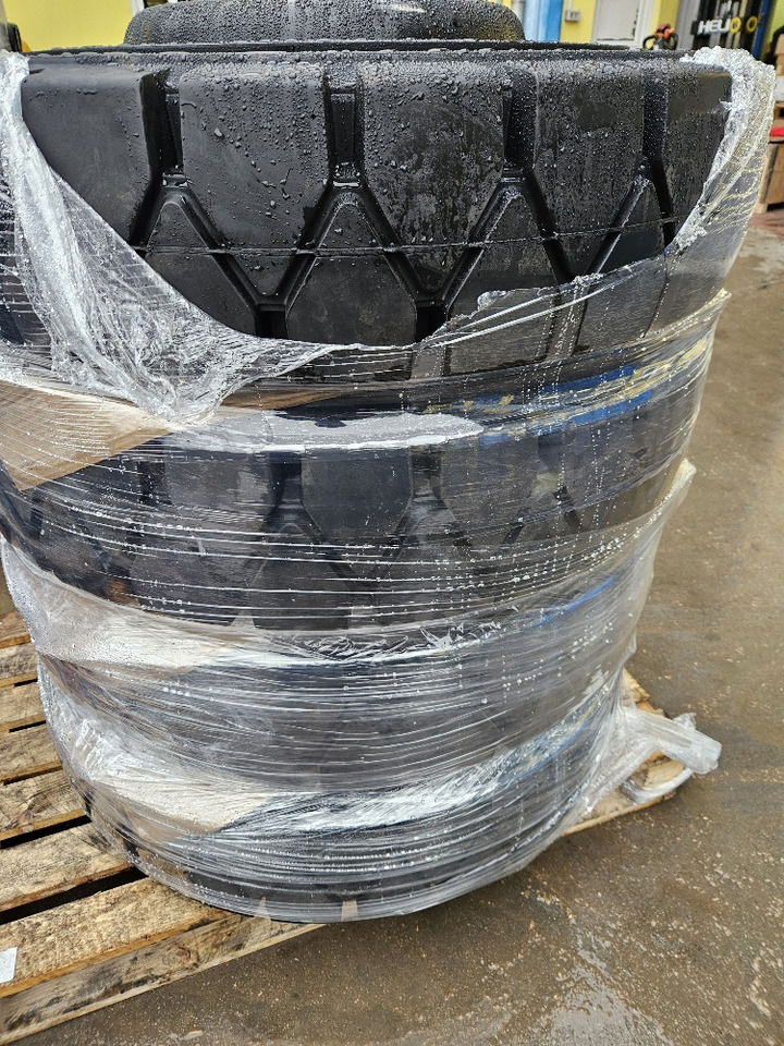 SOLID tires - Roată completă pentru Excavator pe roţi: Foto 3 SOLID tires - Roată completă pentru Excavator pe roţi: Foto 3
