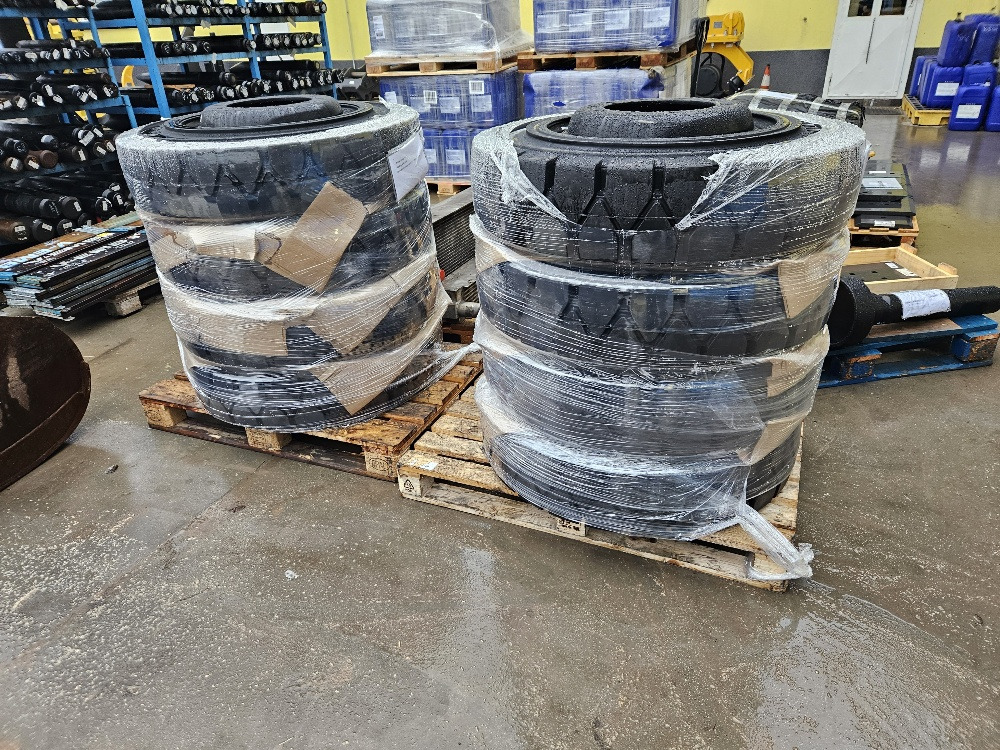 SOLID tires - Roată completă pentru Excavator pe roţi: Foto 1 SOLID tires - Roată completă pentru Excavator pe roţi: Foto 1