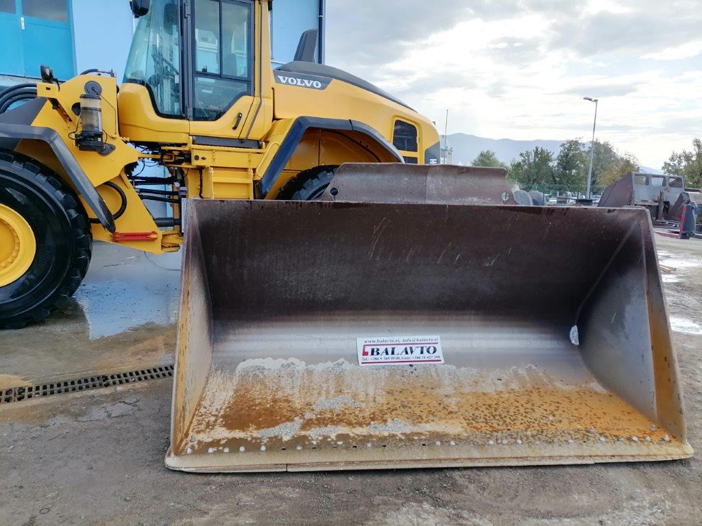 VOLVO loader bucket 2800 mm - Cupă incărcător pentru Încărcător frontal pe pneuri: Foto 1 VOLVO loader bucket 2800 mm - Cupă incărcător pentru Încărcător frontal pe pneuri: Foto 1
