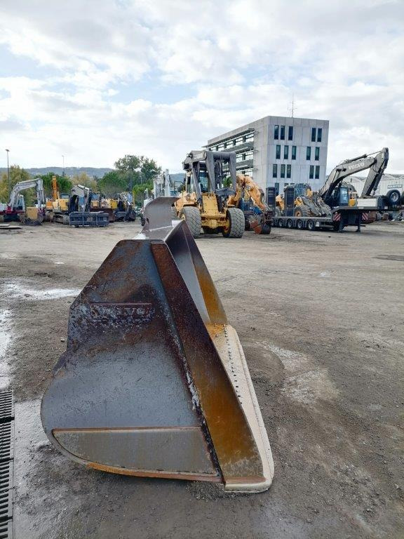 VOLVO loader bucket 2800 mm - Cupă incărcător pentru Încărcător frontal pe pneuri: Foto 3 VOLVO loader bucket 2800 mm - Cupă incărcător pentru Încărcător frontal pe pneuri: Foto 3