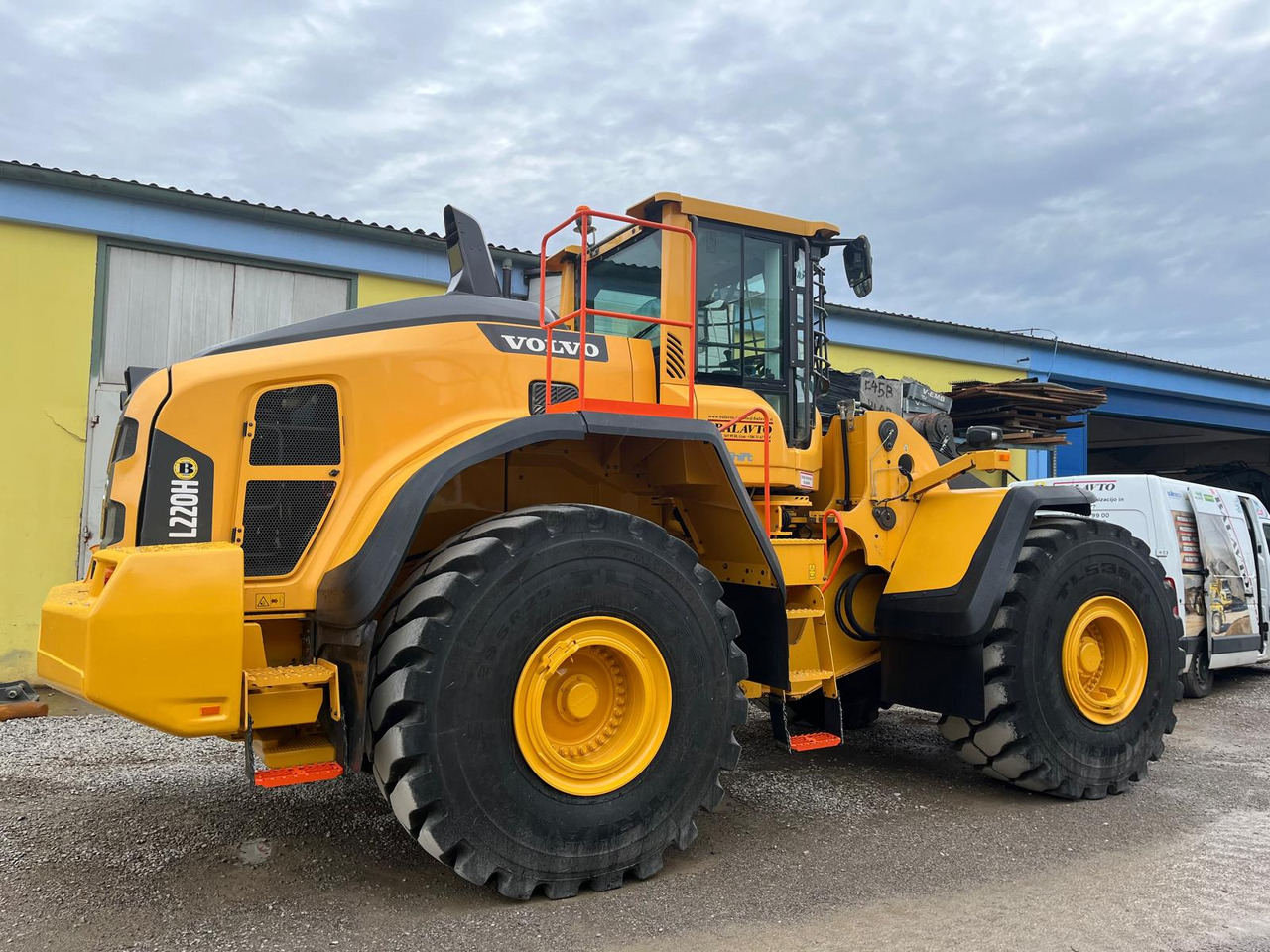 Volvo L220H - Încărcător frontal pe pneuri: Foto 1 Volvo L220H - Încărcător frontal pe pneuri: Foto 1