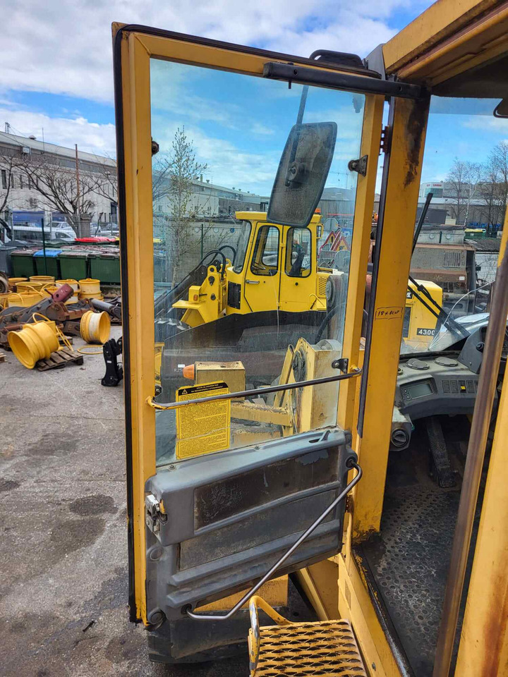 Volvo door - Uşă și piese pentru Încărcător: Foto 2 Volvo door - Uşă și piese pentru Încărcător: Foto 2