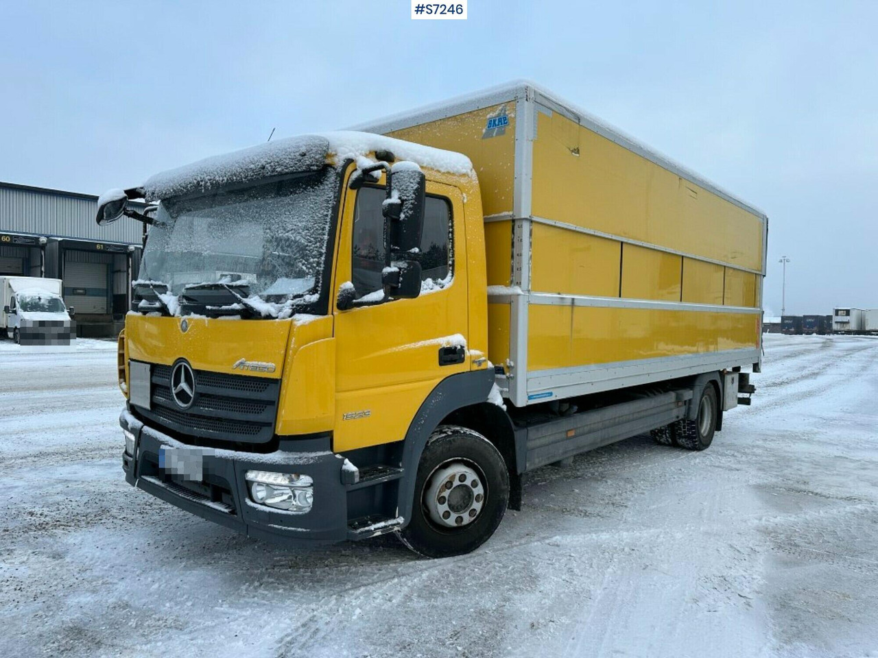 Box truck Mercedes Benz Atego 1523 with high and sinkable roof - Camion furgon: Foto 1 Box truck Mercedes Benz Atego 1523 with high and sinkable roof - Camion furgon: Foto 1