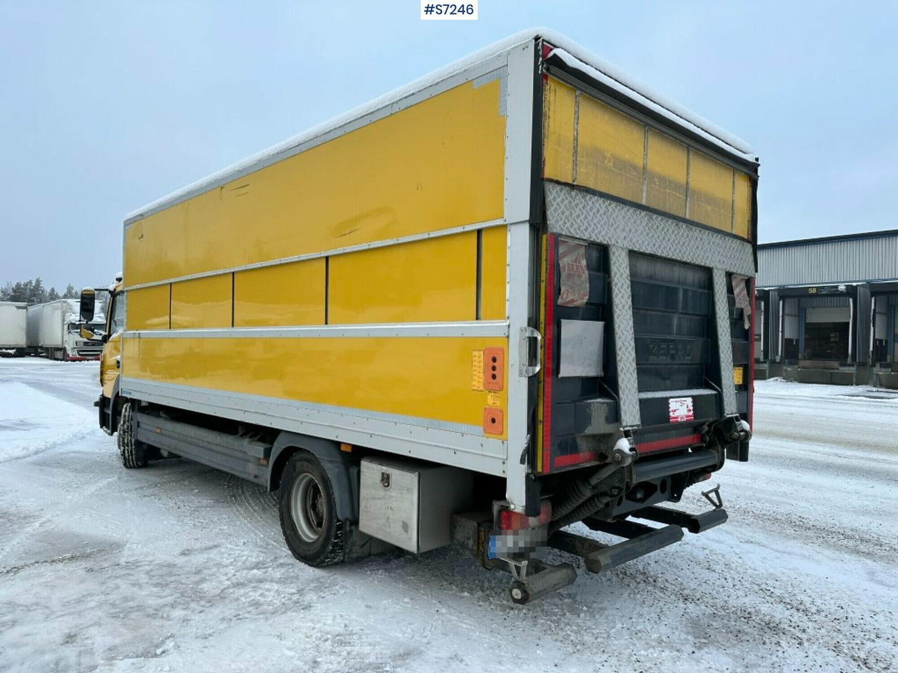 Box truck Mercedes Benz Atego 1523 with high and sinkable roof - Camion furgon: Foto 4 Box truck Mercedes Benz Atego 1523 with high and sinkable roof - Camion furgon: Foto 4