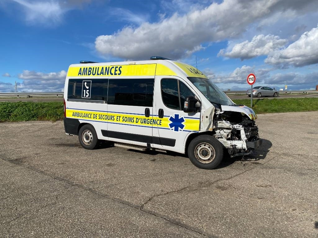 Fiat LES DAUPHINS/DUCATO TORINO 2.3M-Jet 160 endommagée - Ambulanță: Foto 3 Fiat LES DAUPHINS/DUCATO TORINO 2.3M-Jet 160 endommagée - Ambulanță: Foto 3