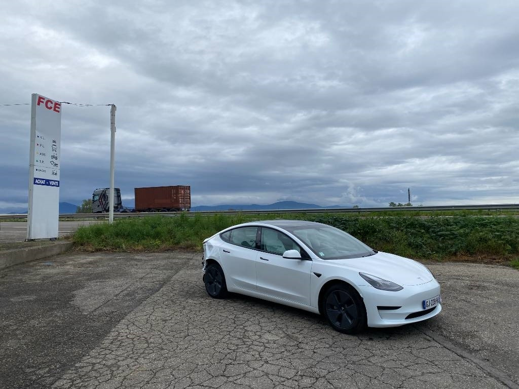 Tesla MODEL 3 5YJ3 - Rwd-Carte Grise Française endommagé - Automobil: Foto 3 Tesla MODEL 3 5YJ3 - Rwd-Carte Grise Française endommagé - Automobil: Foto 3