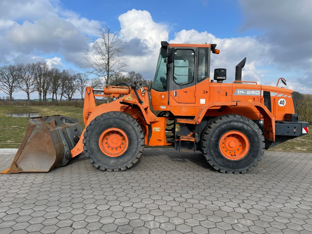 Doosan DL250 - Încărcător frontal pe pneuri: Foto 3 Doosan DL250 - Încărcător frontal pe pneuri: Foto 3