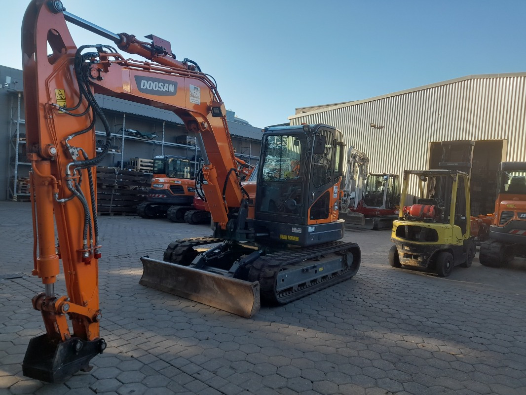 Doosan DX85R-3 - Excavator: Foto 1 Doosan DX85R-3 - Excavator: Foto 1