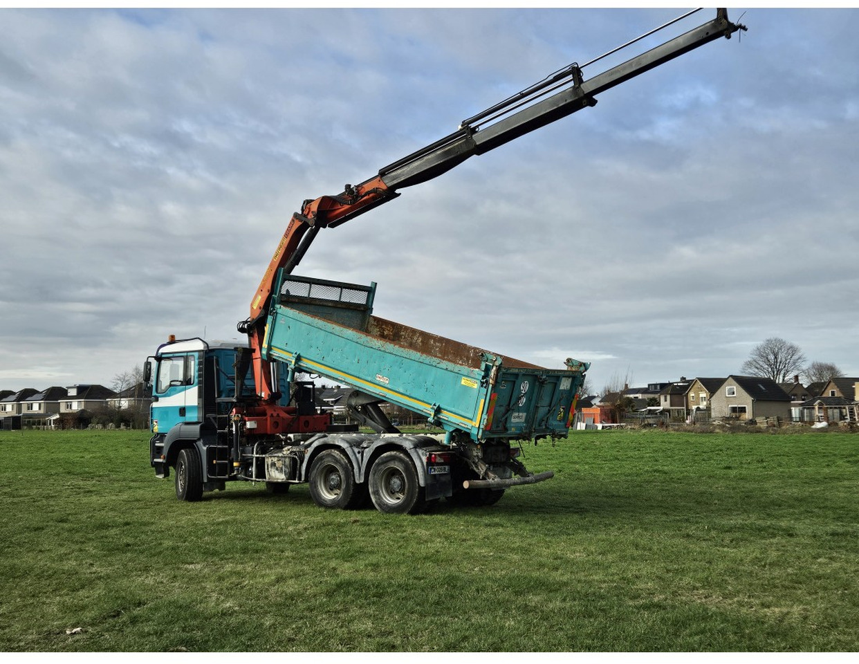 MAN TGA 33.360 TIPPER 3 SIDE CRANE PALFINGER 16502 *REMOTE CONTROL - Camion basculantă: Foto 4 MAN TGA 33.360 TIPPER 3 SIDE CRANE PALFINGER 16502 *REMOTE CONTROL - Camion basculantă: Foto 4