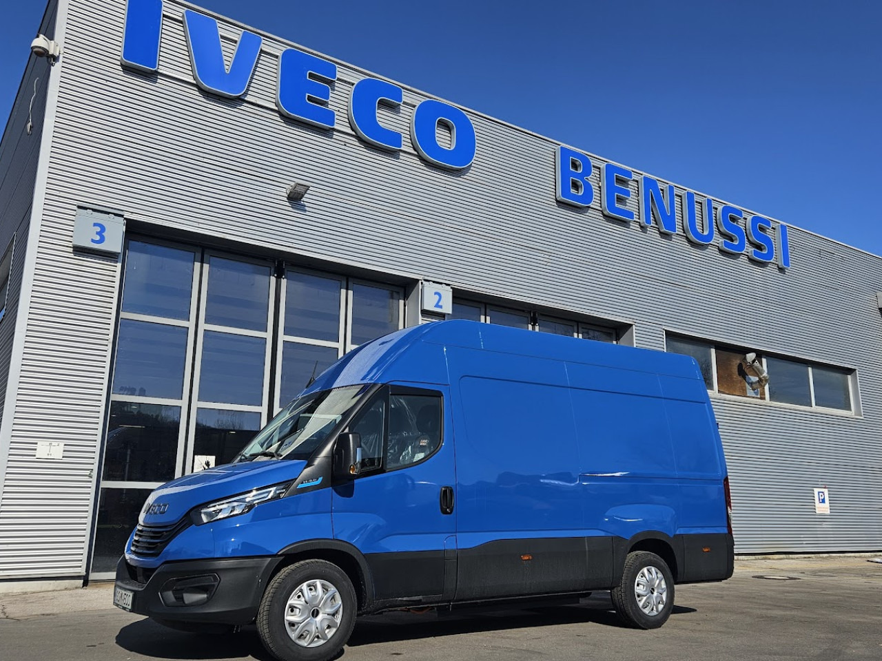 IVECO Daily ELEKTRIČNI 35 C 18H - Transport persoane, Autoutilitară electrică: Foto 1 IVECO Daily ELEKTRIČNI 35 C 18H - Transport persoane, Autoutilitară electrică: Foto 1