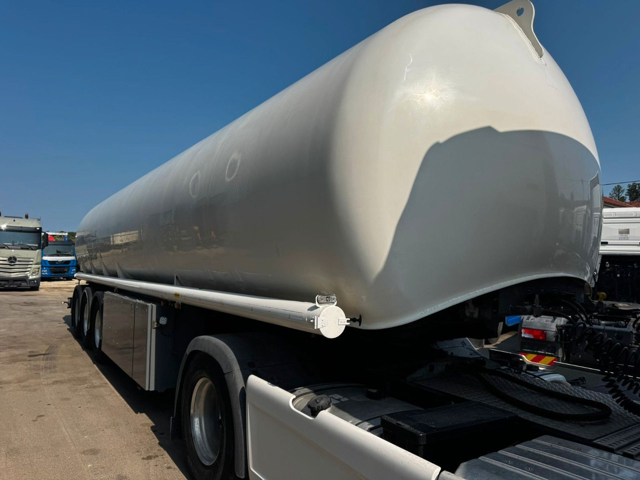Schrader Treibstoff Diesel/Benzin, 4 Kammern, Sening - Semiremorcă cisternă: Foto 2 Schrader Treibstoff Diesel/Benzin, 4 Kammern, Sening - Semiremorcă cisternă: Foto 2