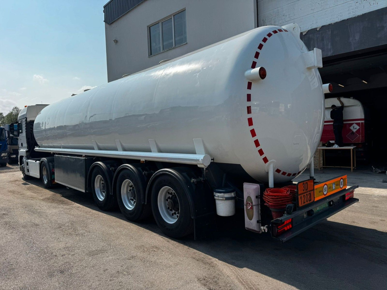 Schrader Treibstoff Diesel/Benzin, 4 Kammern, Sening - Semiremorcă cisternă: Foto 4 Schrader Treibstoff Diesel/Benzin, 4 Kammern, Sening - Semiremorcă cisternă: Foto 4