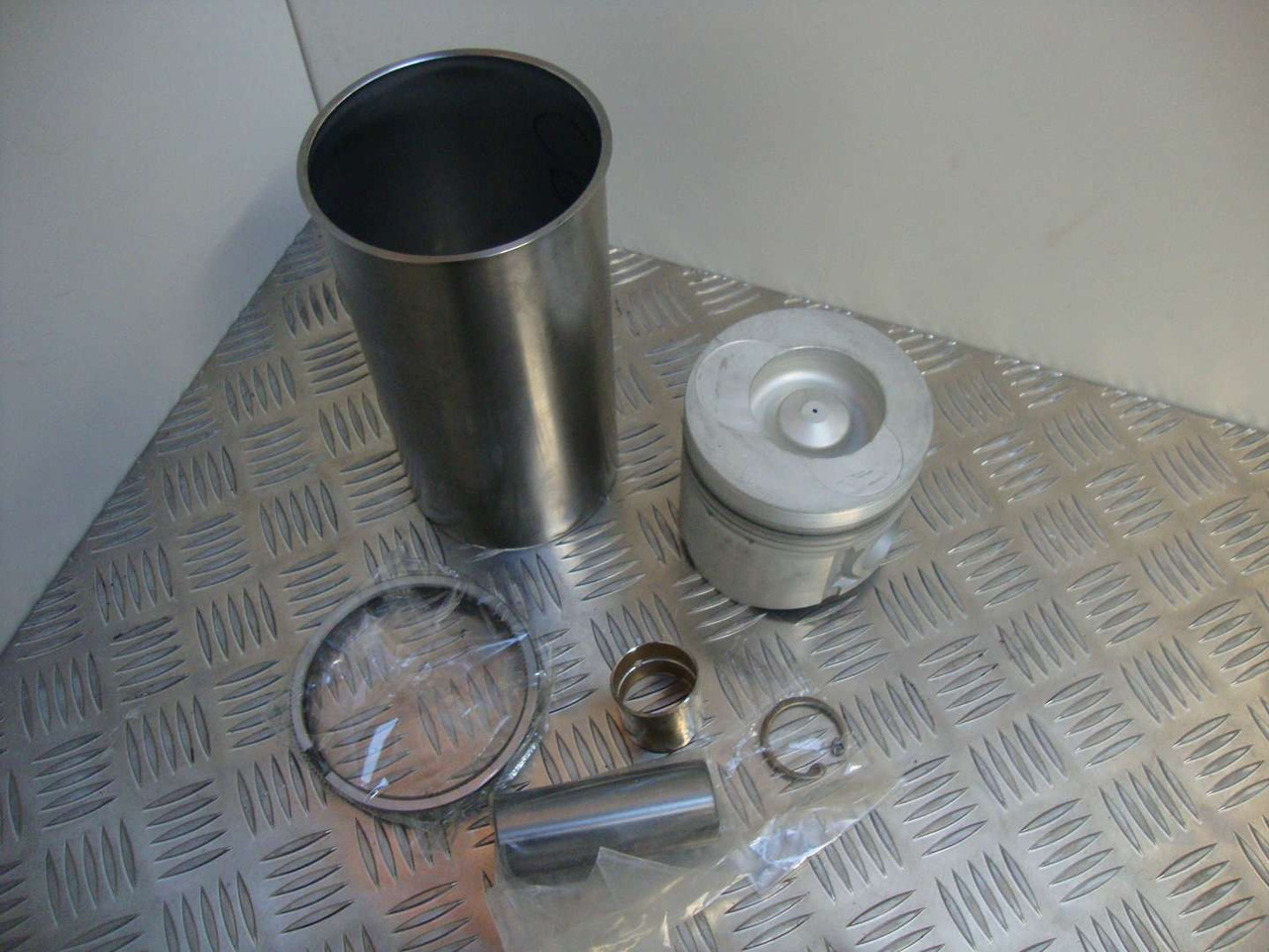 Isuzu 6BG1T Piston Liner kit 02/802338 Engine overhaul kit - Motor şi piese pentru Utilaje constructii: Foto 1 Isuzu 6BG1T Piston Liner kit 02/802338 Engine overhaul kit - Motor şi piese pentru Utilaje constructii: Foto 1