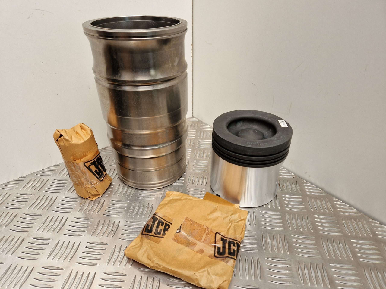 Scania 1549776 Piston Liner kit 127mm - Motor şi piese pentru Utilaje constructii: Foto 1 Scania 1549776 Piston Liner kit 127mm - Motor şi piese pentru Utilaje constructii: Foto 1