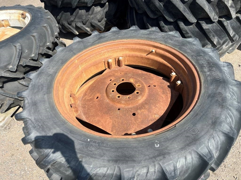 Taurus 13,6-R38 på fälg Case , MF , BM , IH - Anvelopă pentru Utilaje agricole: Foto 2 Taurus 13,6-R38 på fälg Case , MF , BM , IH - Anvelopă pentru Utilaje agricole: Foto 2