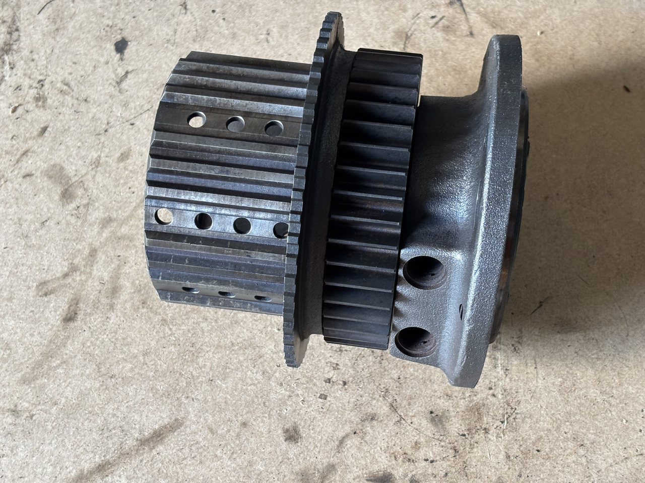 Claas Axion 830 Kosz sprzęgłowy, Obudowa łożyska, koło tryb 00 1134 326 0 00 1134 323 0 - Ambreiaj și piese pentru Utilaje agricole: Foto 1 Claas Axion 830 Kosz sprzęgłowy, Obudowa łożyska, koło tryb 00 1134 326 0 00 1134 323 0 - Ambreiaj și piese pentru Utilaje agricole: Foto 1