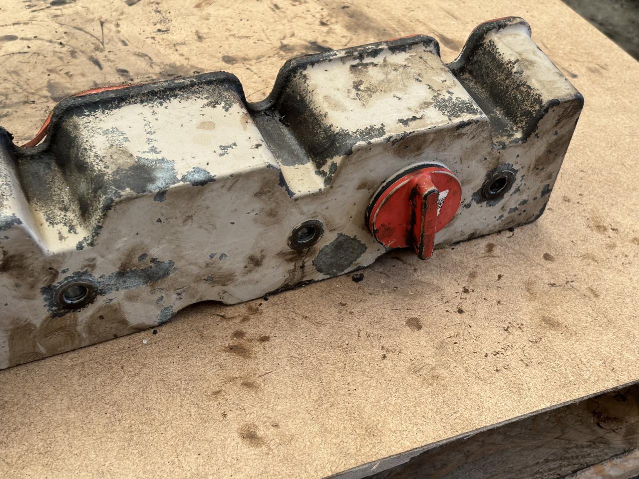 Cummins 8.3 6CT 6CTA 6CTAA Pokrywa Zaworów 3930903 - Motor şi piese: Foto 3 Cummins 8.3 6CT 6CTA 6CTAA Pokrywa Zaworów 3930903 - Motor şi piese: Foto 3