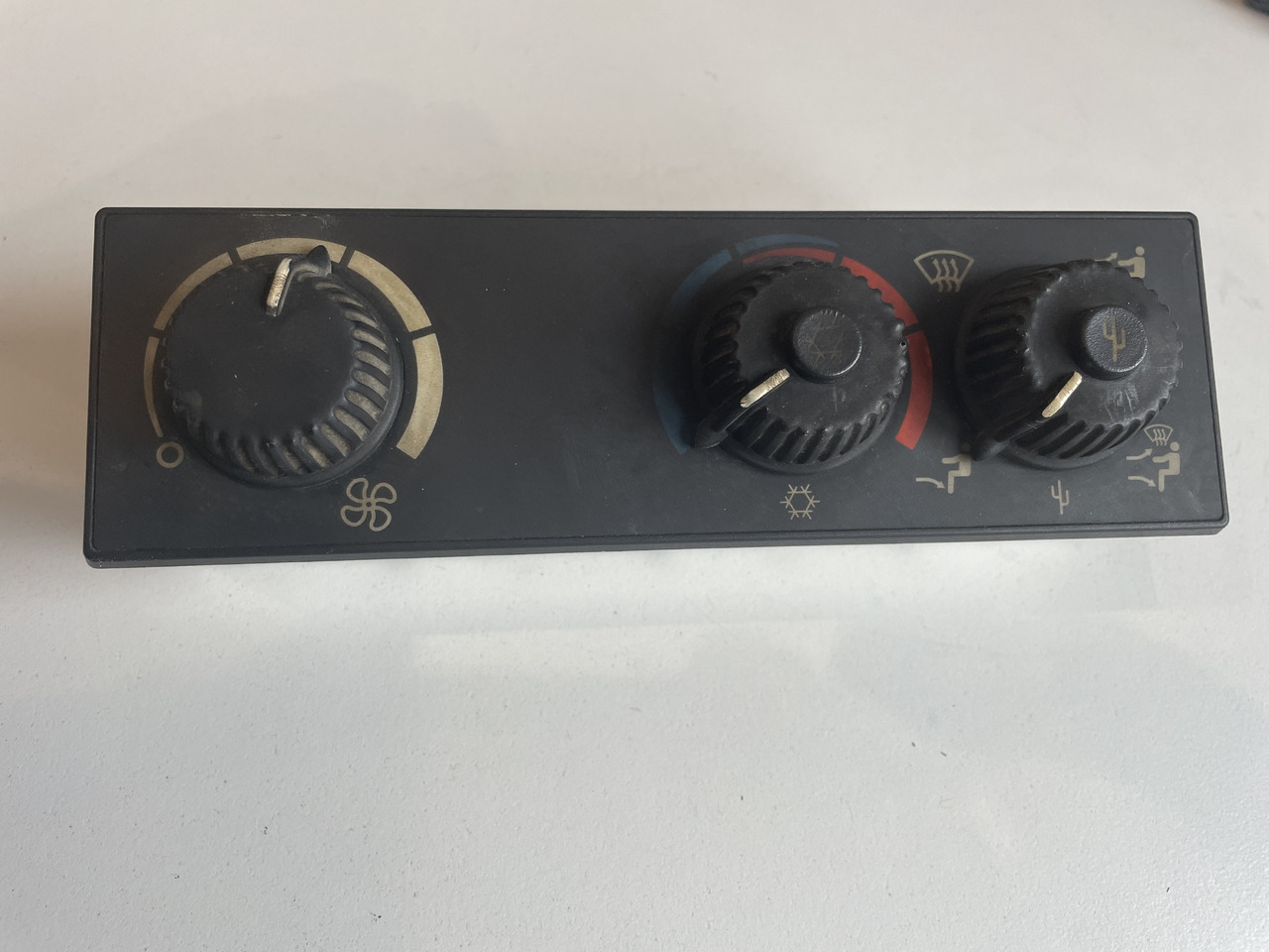 John Deere 6x30 7x30 - sterownik panel klimatyzacji AL177051 AL200050 - Cabină și interior pentru Utilaje agricole: Foto 1 John Deere 6x30 7x30 - sterownik panel klimatyzacji AL177051 AL200050 - Cabină și interior pentru Utilaje agricole: Foto 1