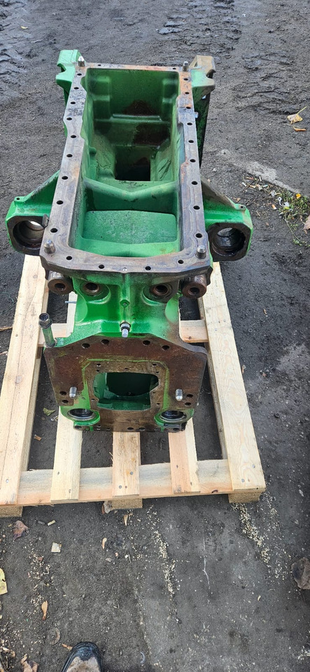 John Deere 8245R 8270R 8295R 8320R 8335R 8345R 8370R 8400R - skrzynka obudowa osi RE587130 RE587131 - Punte şi piese pentru Tractor agricol: Foto 4 John Deere 8245R 8270R 8295R 8320R 8335R 8345R 8370R 8400R - skrzynka obudowa osi RE587130 RE587131 - Punte şi piese pentru Tractor agricol: Foto 4