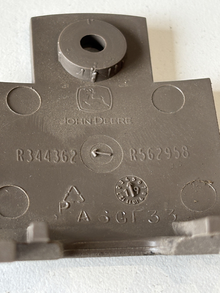 John Deere seria 6000 7000 8000 R - osłona mocowania wyświetlacza R344362 - Cabină și interior pentru Utilaje agricole: Foto 3 John Deere seria 6000 7000 8000 R - osłona mocowania wyświetlacza R344362 - Cabină și interior pentru Utilaje agricole: Foto 3