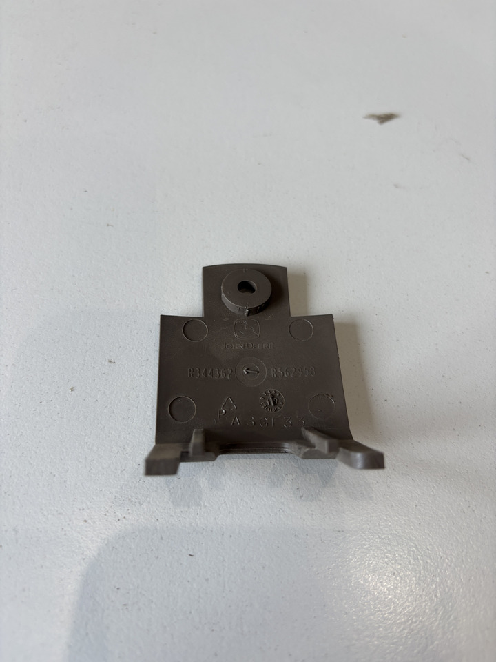 John Deere seria 6000 7000 8000 R - osłona mocowania wyświetlacza R344362 - Cabină și interior pentru Utilaje agricole: Foto 2 John Deere seria 6000 7000 8000 R - osłona mocowania wyświetlacza R344362 - Cabină și interior pentru Utilaje agricole: Foto 2