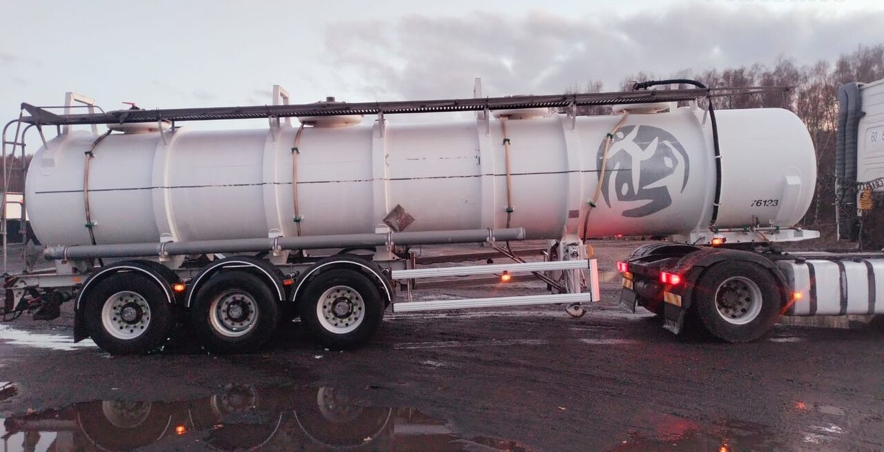 Guhur ADR L4BN/ chemiczna / polyester / poj. 24.600L - Semiremorcă cisternă: Foto 2 Guhur ADR L4BN/ chemiczna / polyester / poj. 24.600L - Semiremorcă cisternă: Foto 2